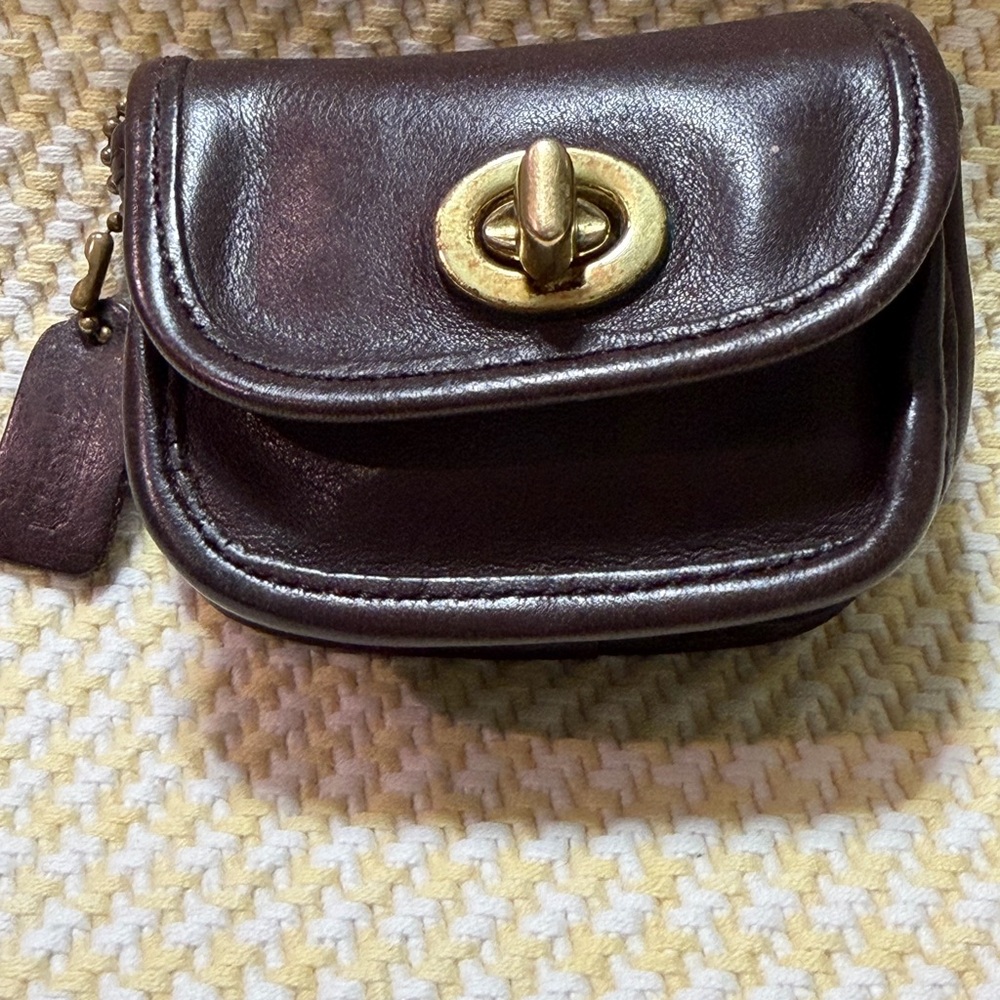 Vintage Coach City
Key Fob / Coin Pouch/Air-pod Case - Picture 11 of 12